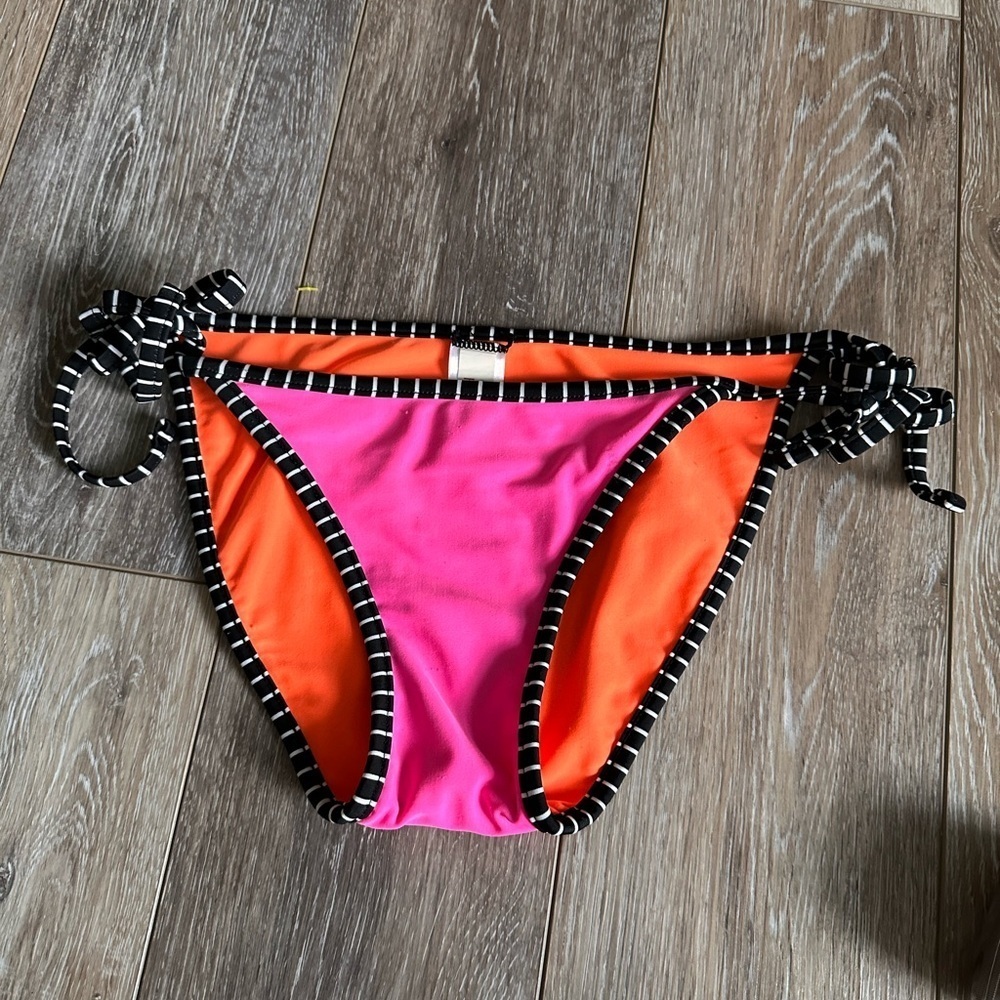 #4) 🏖️ Hula Honey bikini bottom. Excellent condition.
